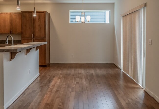 Building Photo - Spacious 1,884 sq ft 3bd 2.5bth home w/ loft & 2 car garage!