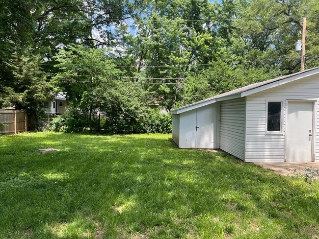Building Photo - 3 bedroom/2 bath house close to KU with washer/dryer