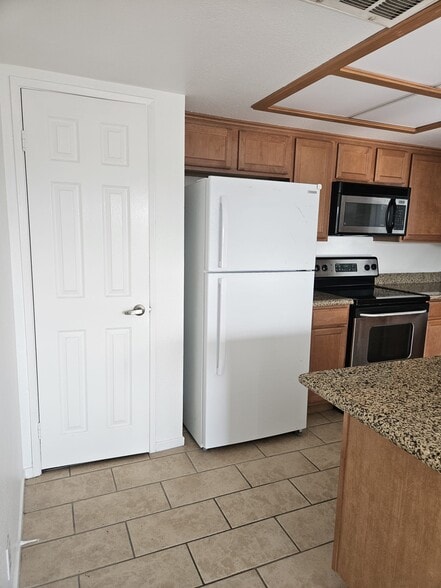 Kitchen - 3448 Hathaway Ave