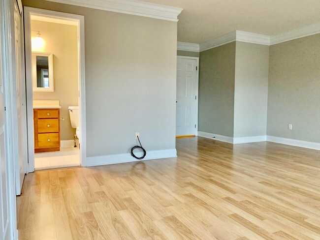Building Photo - MUST SEE! End Unit, Electric Fireplace, Gr...