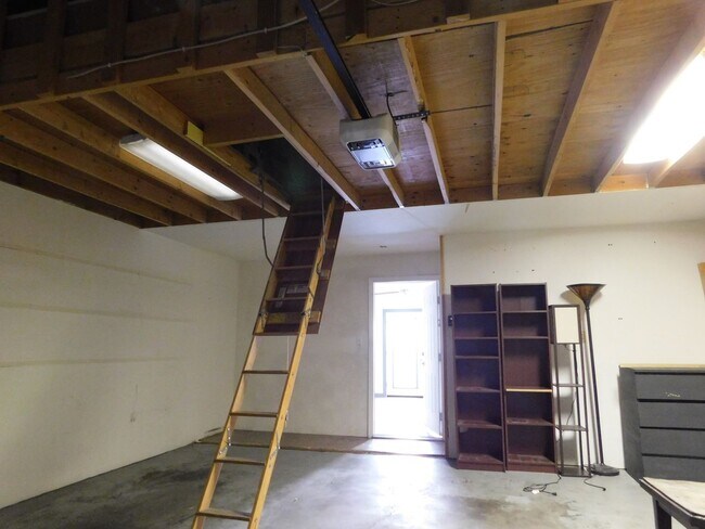 Building Photo - Spacious in the Redlands
