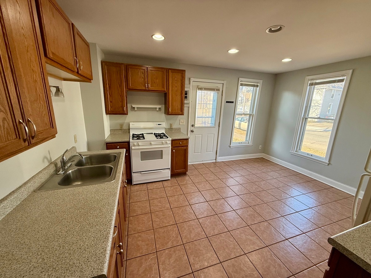 Building Photo - 1430 Madison St NE