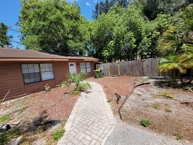 Primary Photo - 4846 Royal Palm Ave