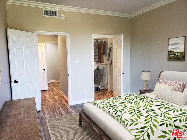 Building Photo - 502 San Vicente Blvd