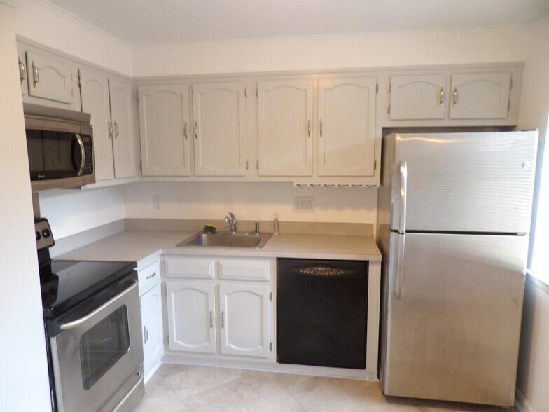 Kitchen - 199 Gregory Blvd