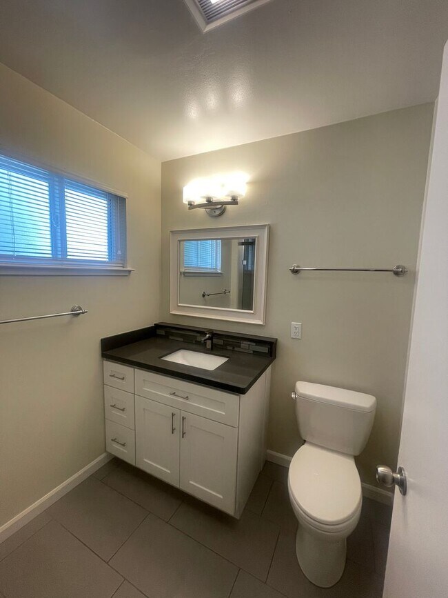 Building Photo - 1249 Hoover St