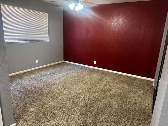 Building Photo - Charming Oakdale Home 3 bedrooms 2 bathrooms