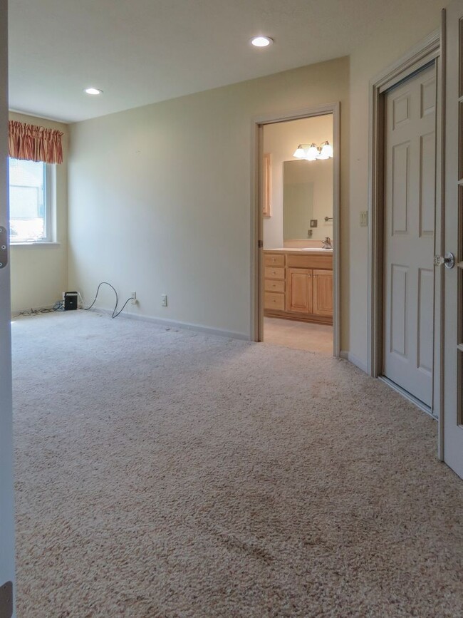 Building Photo - ** Beautiful Spacious 4 Bedroom 3 Bath Hom...