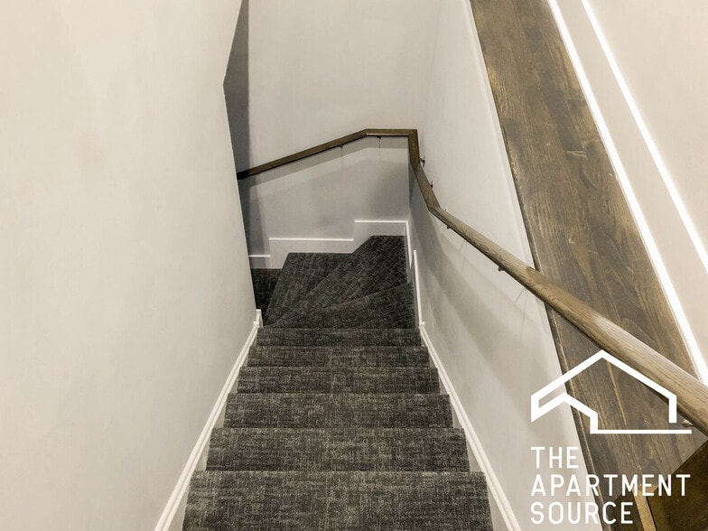 Building Photo - 1946 W Nelson St