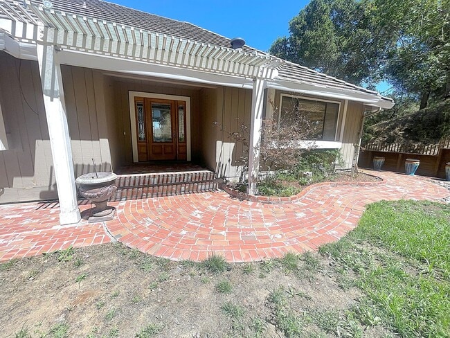 Building Photo - $5495 - Large Gorgeous 3/2 Tri-Level Home ...