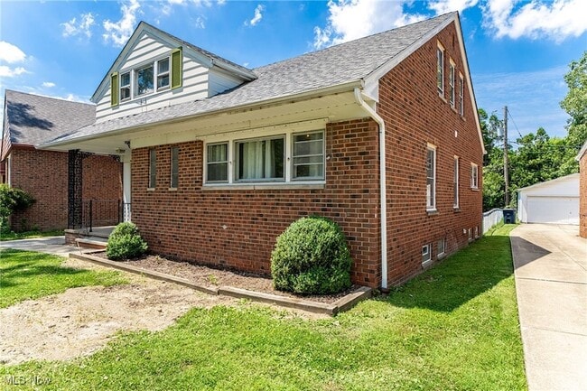 Building Photo - 24111 Edgehill Dr