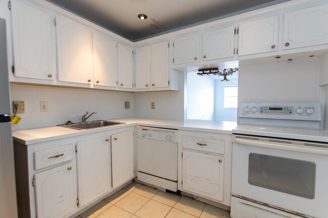 Building Photo - 1502 S Lakeside Dr