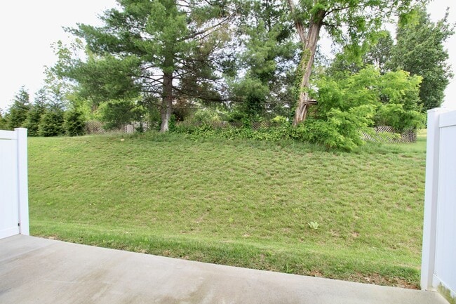 Building Photo - Spacious 3-Bed, 2.5-Bath Townhome Availabl...