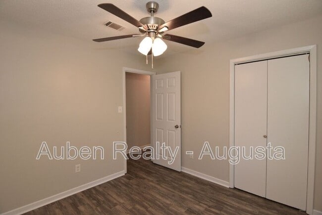 Building Photo - 2317 Hiwatha Dr