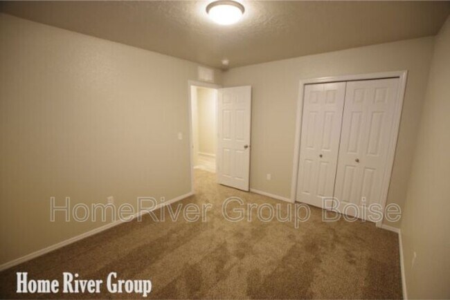 Building Photo - 1449 W Crooked River Dr