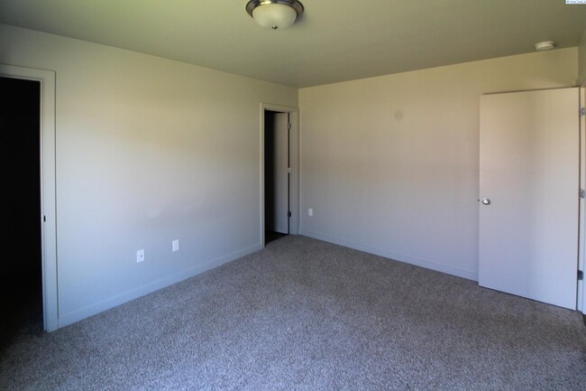 Building Photo - 3 bed, 2 bath townhome in Pasco