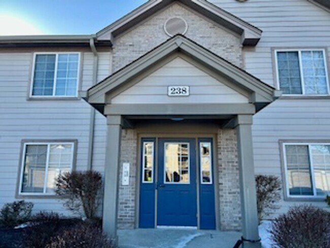 Building Photo - Great 2 Bedroom 2 Bathroom condo on the ea...