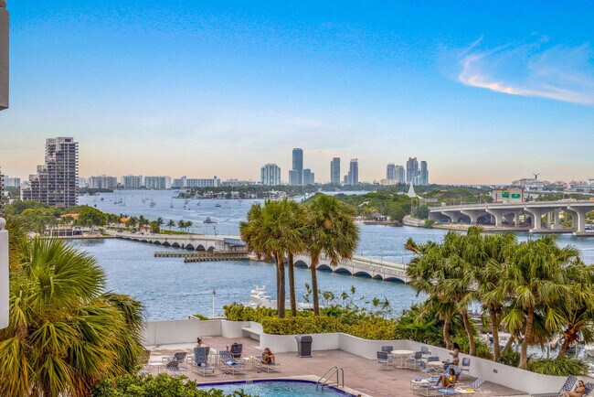 Building Photo - 1717 N Bayshore Dr