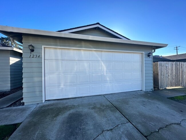 Building Photo - Walking distance to San Joaquin Elementary