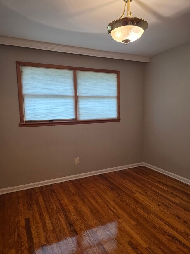 Building Photo - 812 Leeds Ln