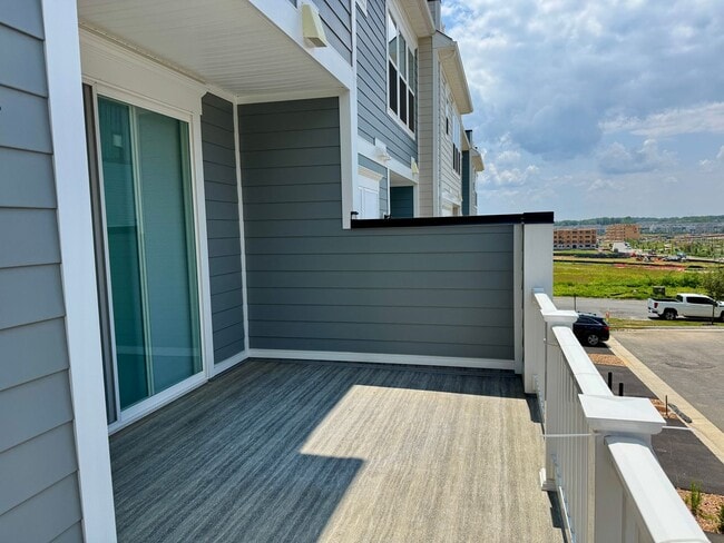 Building Photo - POTOMAC SHORES - BEAUTIFUL VIEWS! (interne...