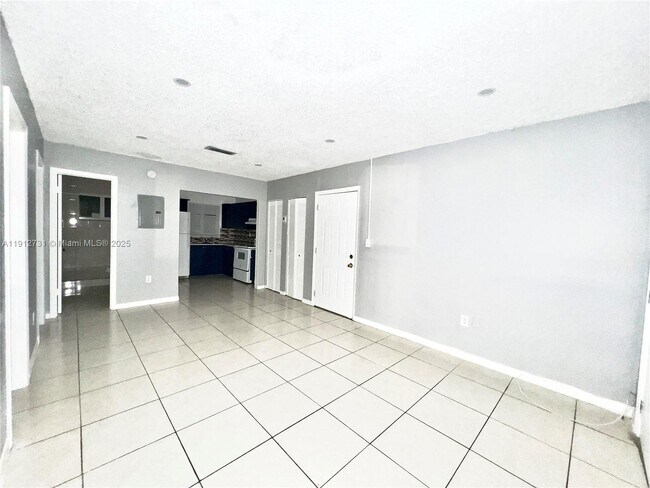 Building Photo - 637 SW 10th Ave