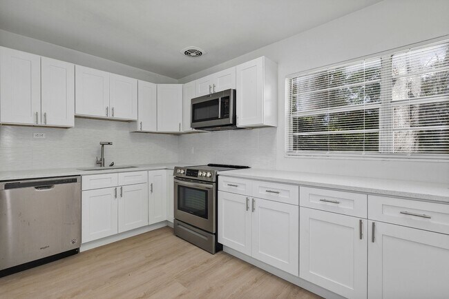 Building Photo - Beautifully Refreshed 3-Bedroom Home – Modern Kitchen & Spacious Interior