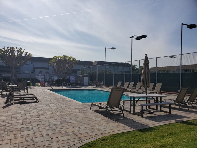 Building Photo - 4670 Ranchview Cir