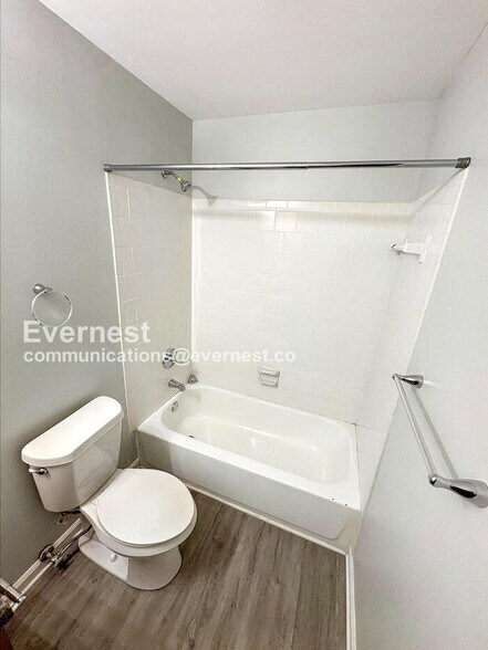 Building Photo - 581 Cedar Ave NW