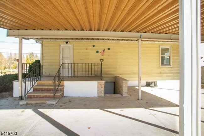 Building Photo - 27 Ashwood Ave