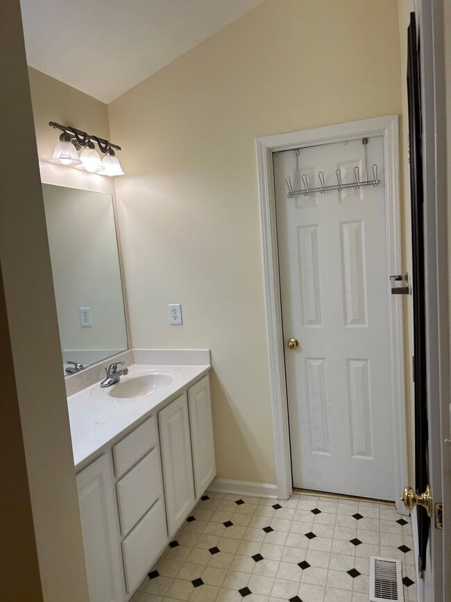 Building Photo - Three bedroom, 2 bath house in Elon