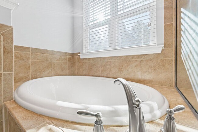 Building Photo - Bright & Spacious End-Unit Townhome in Flo...