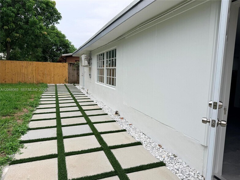 Building Photo - 650 SW 55th Ave