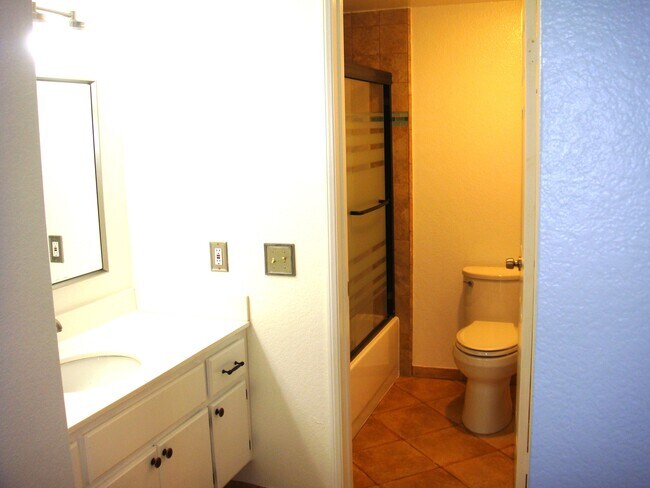 Building Photo - 5837 Oak Bend Ln