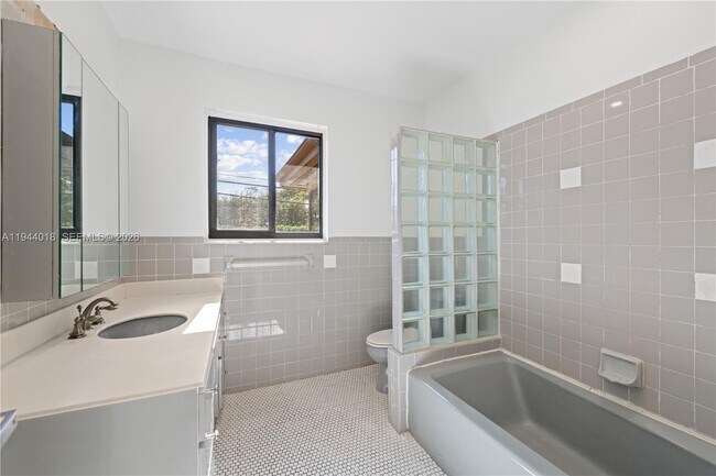 Building Photo - 1044 NE 97th St