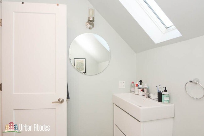 Building Photo - 3031 N Hamlin Ave