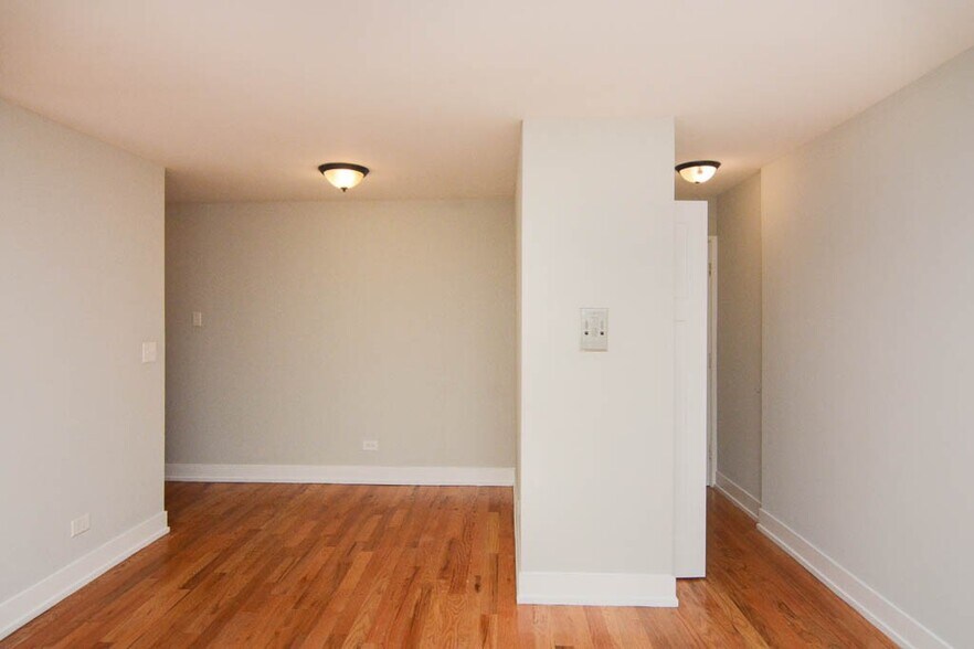 Building Photo - 448 W Barry Ave