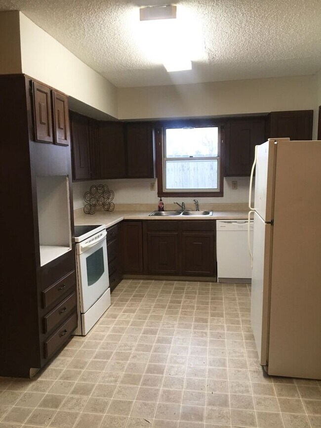 Building Photo - 3 bedroom / 1 bath house for rent - $1100-...