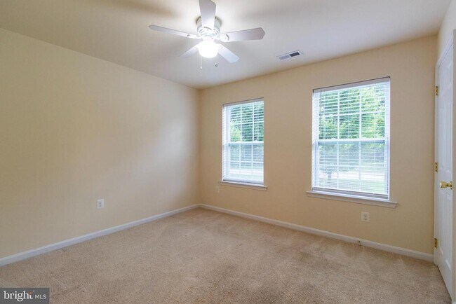 Building Photo - 8401 Hollow Tree Ln