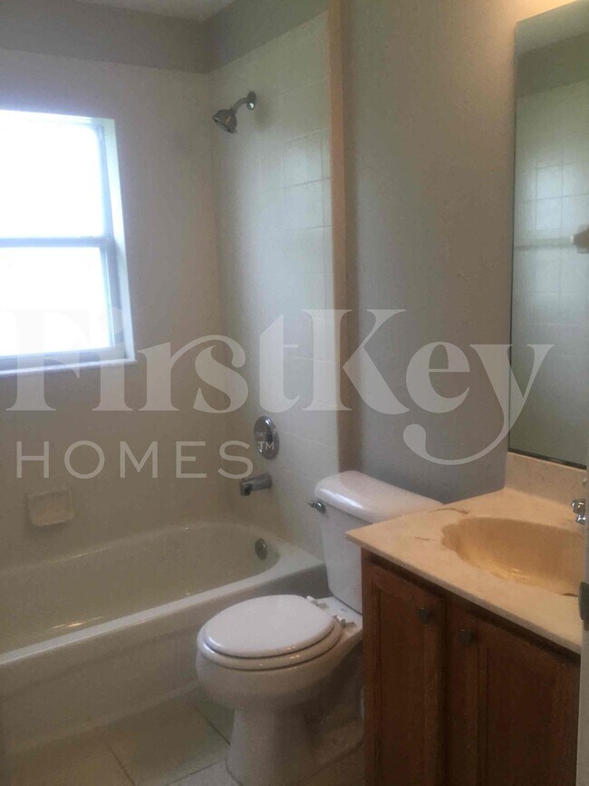 Building Photo - 662 SW Sandbar Terrace