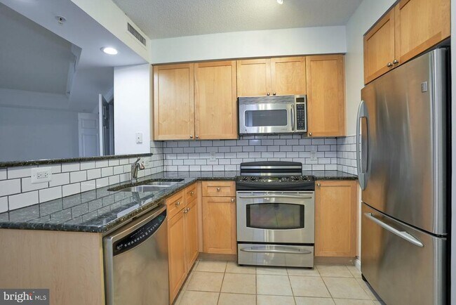 Building Photo - 3101 N Hampton Dr