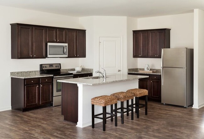 Building Photo - Two-story, 5 bed room, 3 bathroom, 3 livin...