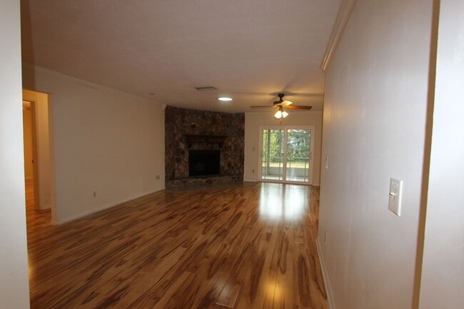 Building Photo - Lovely 4 Bedrooms / 2 Bathrooms / 2-Car Garage