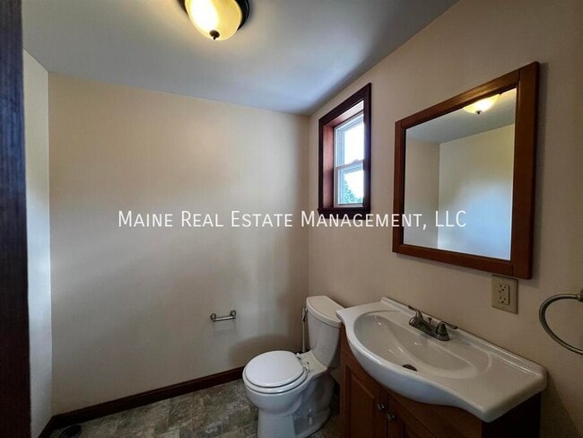 Building Photo - 40 Dillingham St