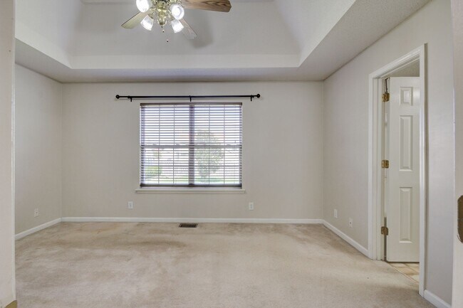Building Photo - Super cute Ranch on Cul De Sac with update...