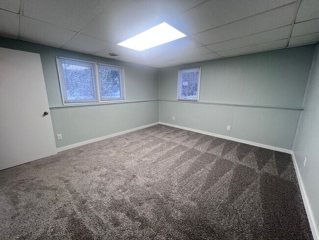 Building Photo - Rockford Schools!  4-Bedroom Duplex