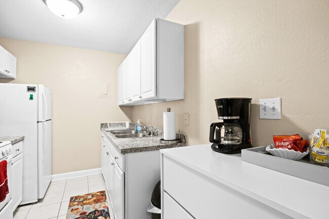 Building Photo - 1700 SW 16th Ct