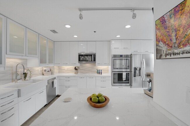 Building Photo - 4114 W Palm Aire Dr