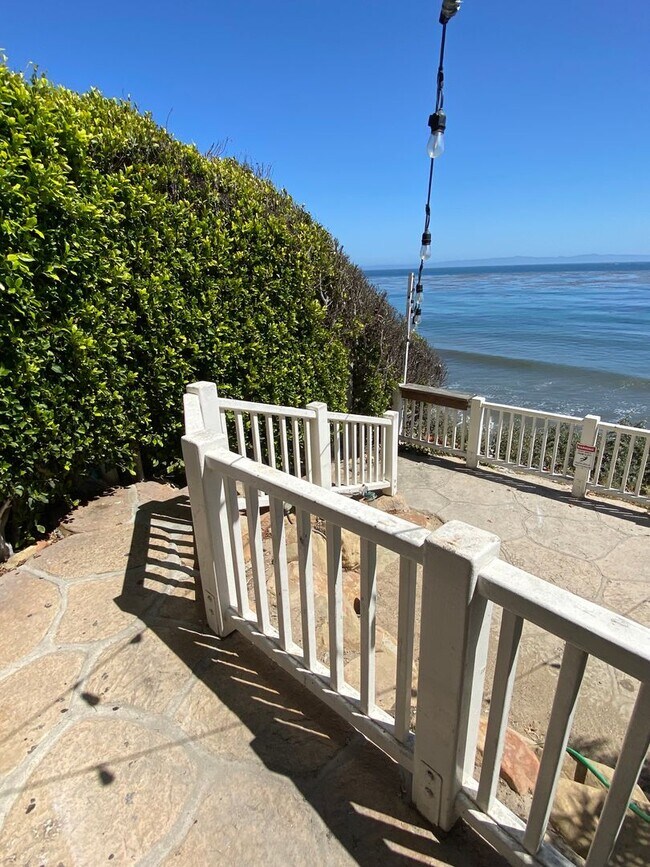 Building Photo - 6579 Del Playa Dr