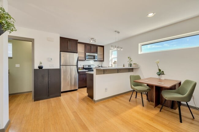 Building Photo - Modern 2-Bedroom Townhome in the Heart of ...